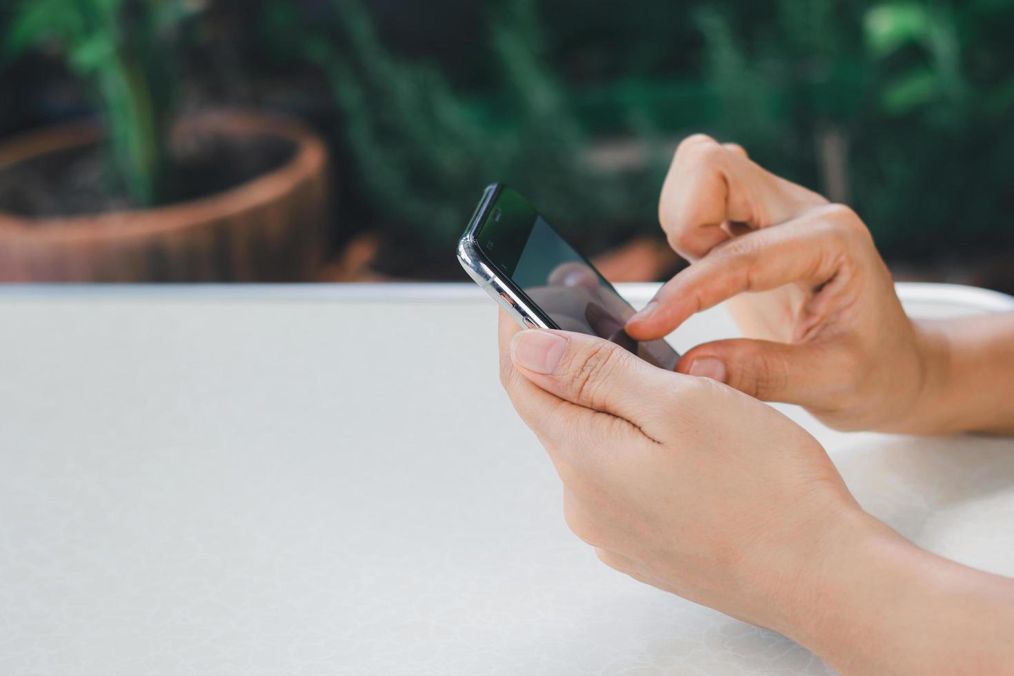 la mano di una donna sta usando uno smartphone per cercare informazioni online foto