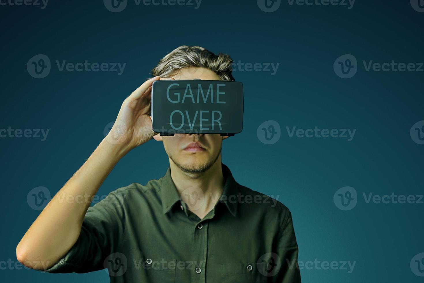 l'uomo usa vr e game over per lui foto