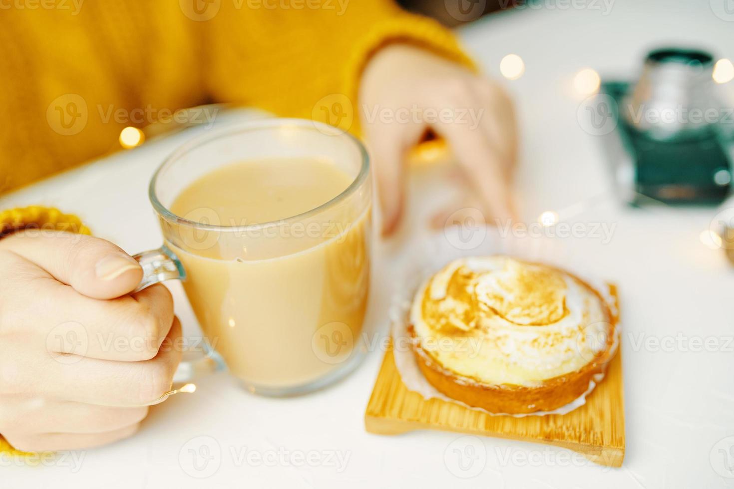 tortino e caffè sul tavolo bianco. foto