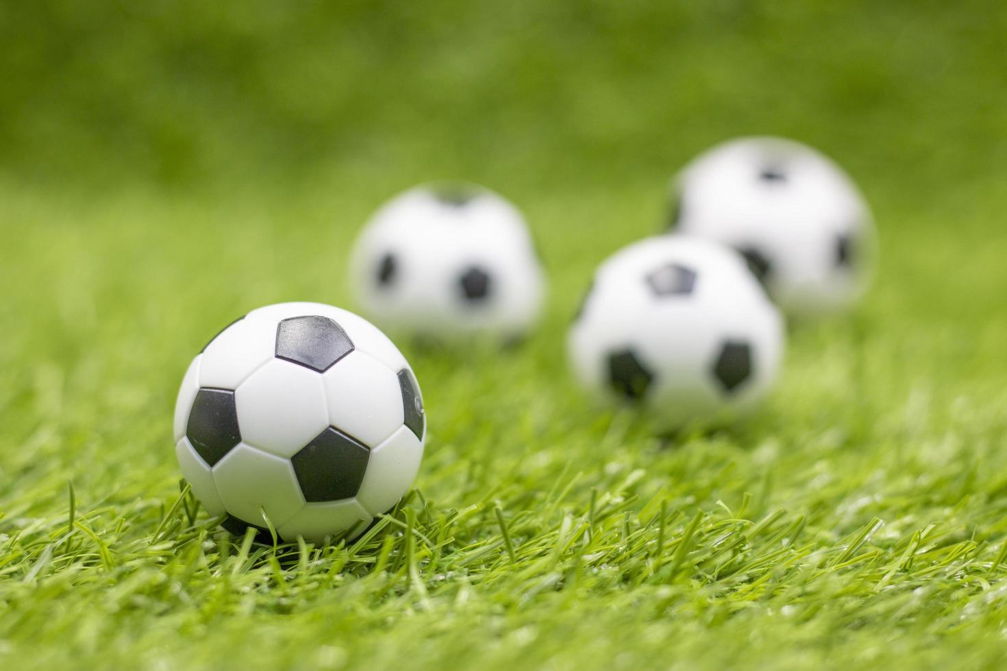i palloni da calcio sono su sfondo di erba verde foto