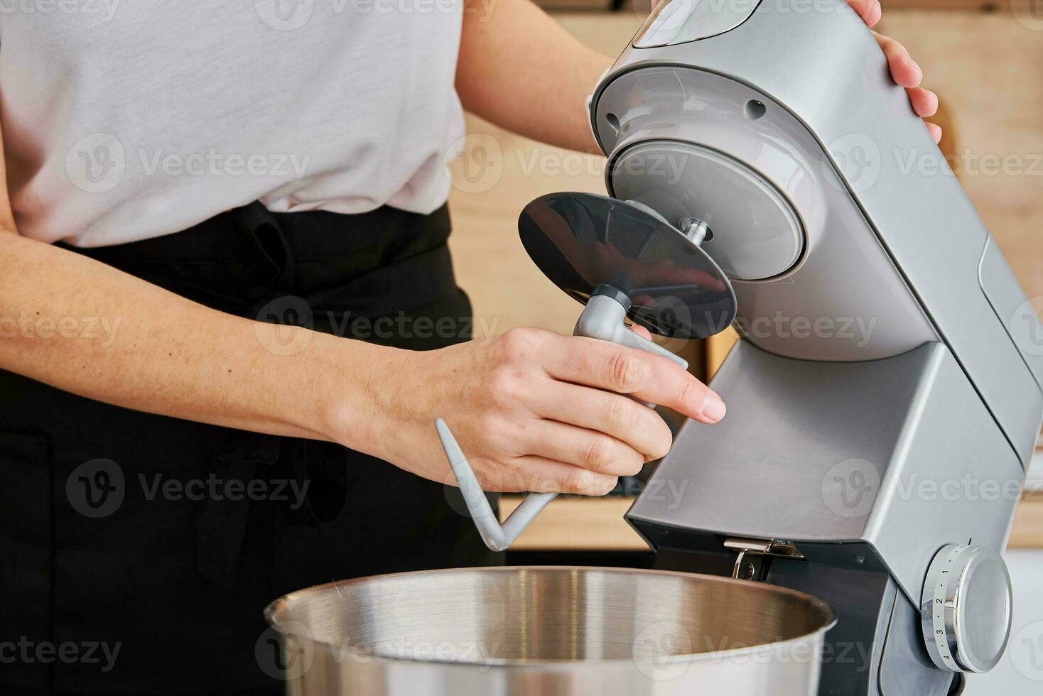 donna cucinando a preparazione cibo, utilizzando cibo processore, foto