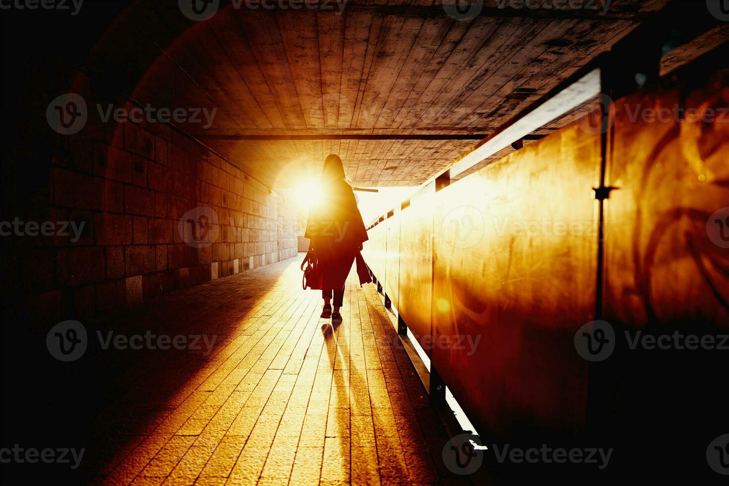 donna silhouette a tunnel con sole raggi foto