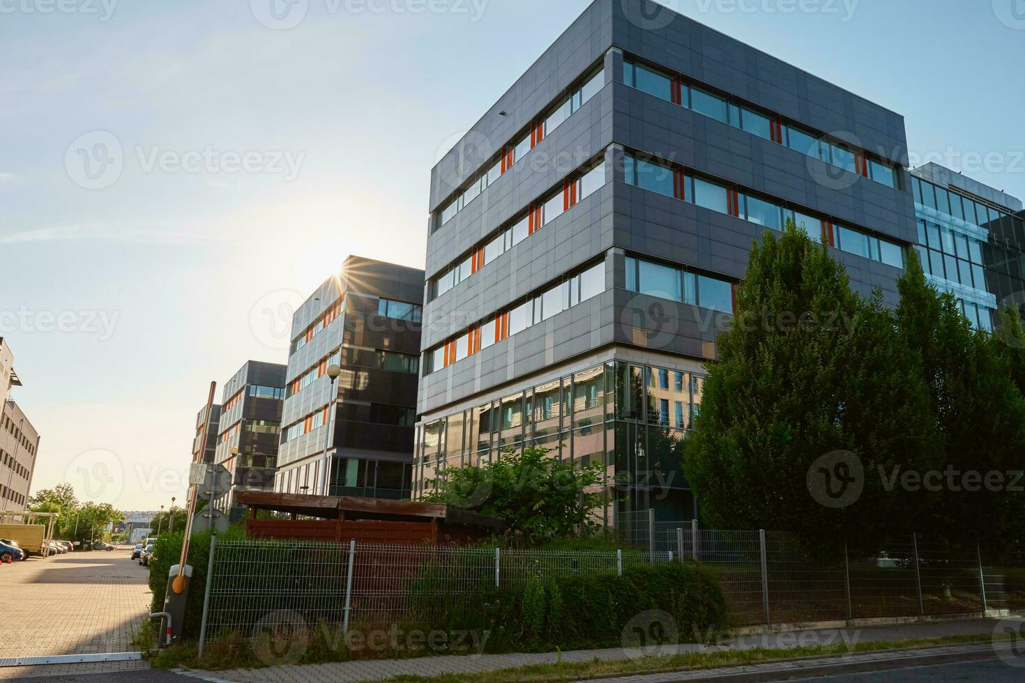 moderno ufficio edificio con verde alberi foto