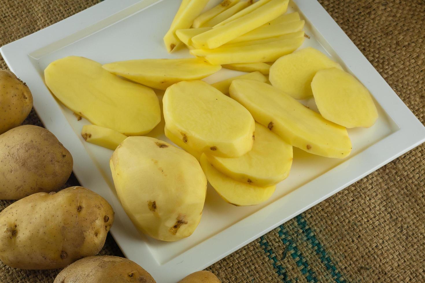 preparazione di patate per cucinare mangiare sano. foto
