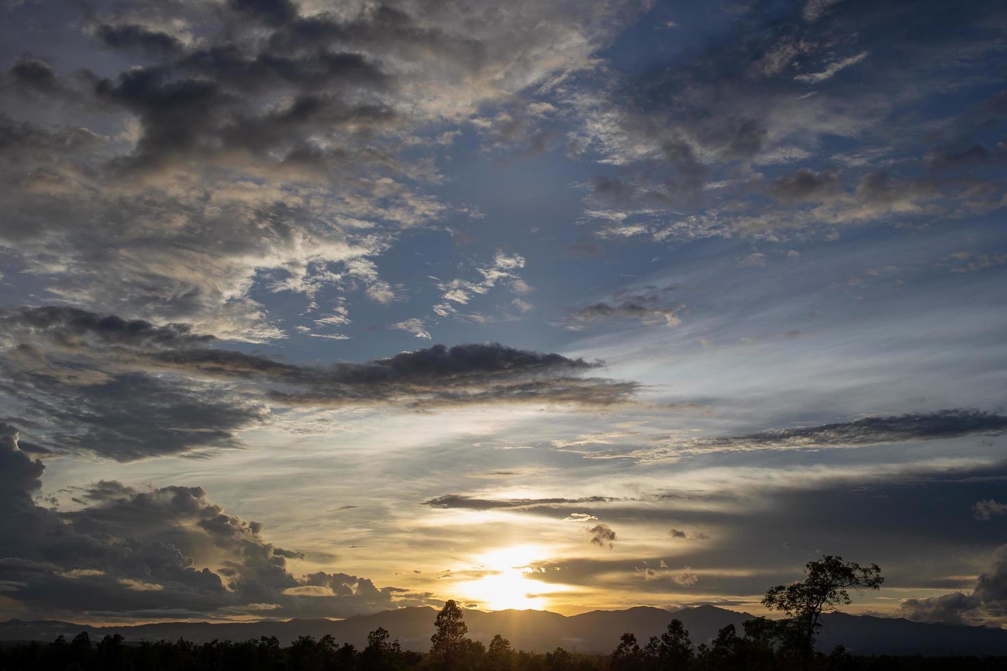 colorato cielo drammatico con nuvole al tramonto foto