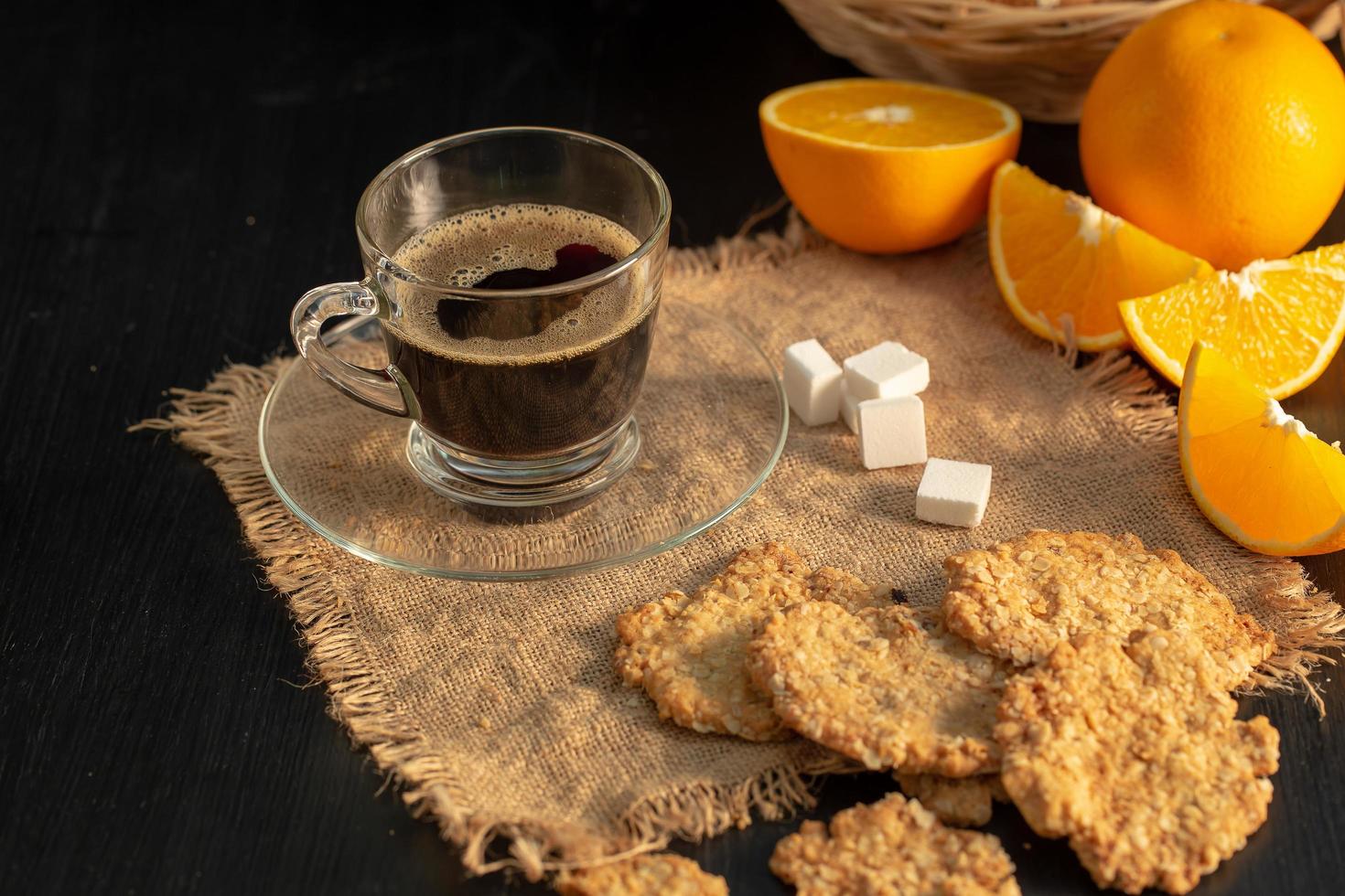 colazione fresca con caffè caldo, succo d'arancia e biscotti foto
