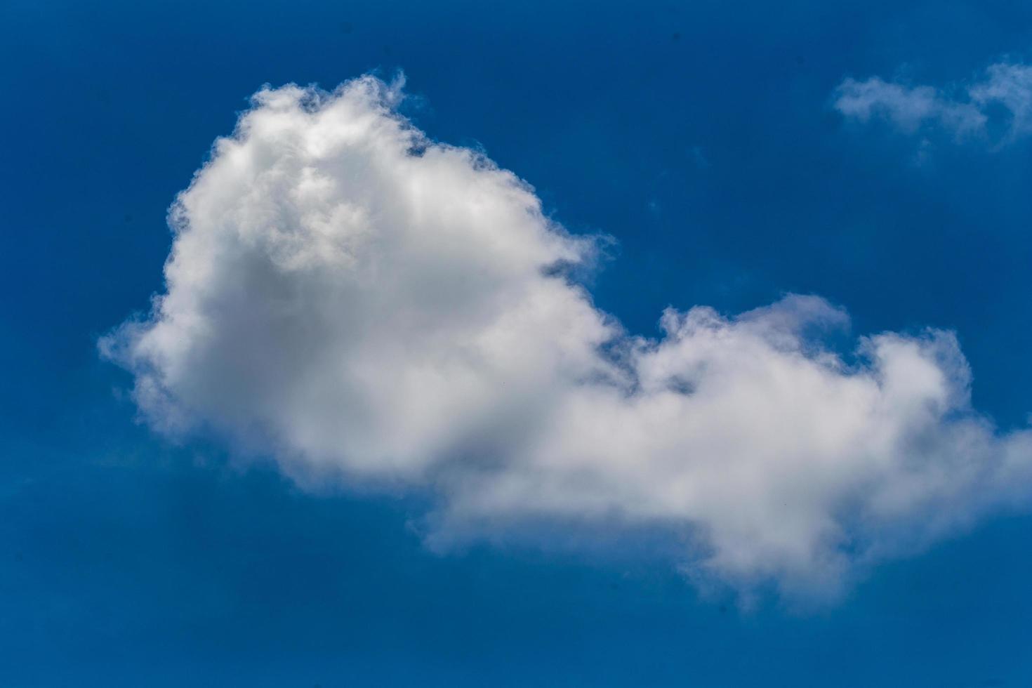 soffici nuvole bianche sullo sfondo del cielo blu foto