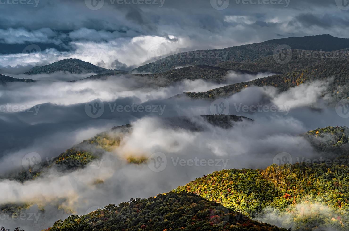 foto nebbiosa autunnale di prima mattina a Blue Ridge Parkway North Carolina