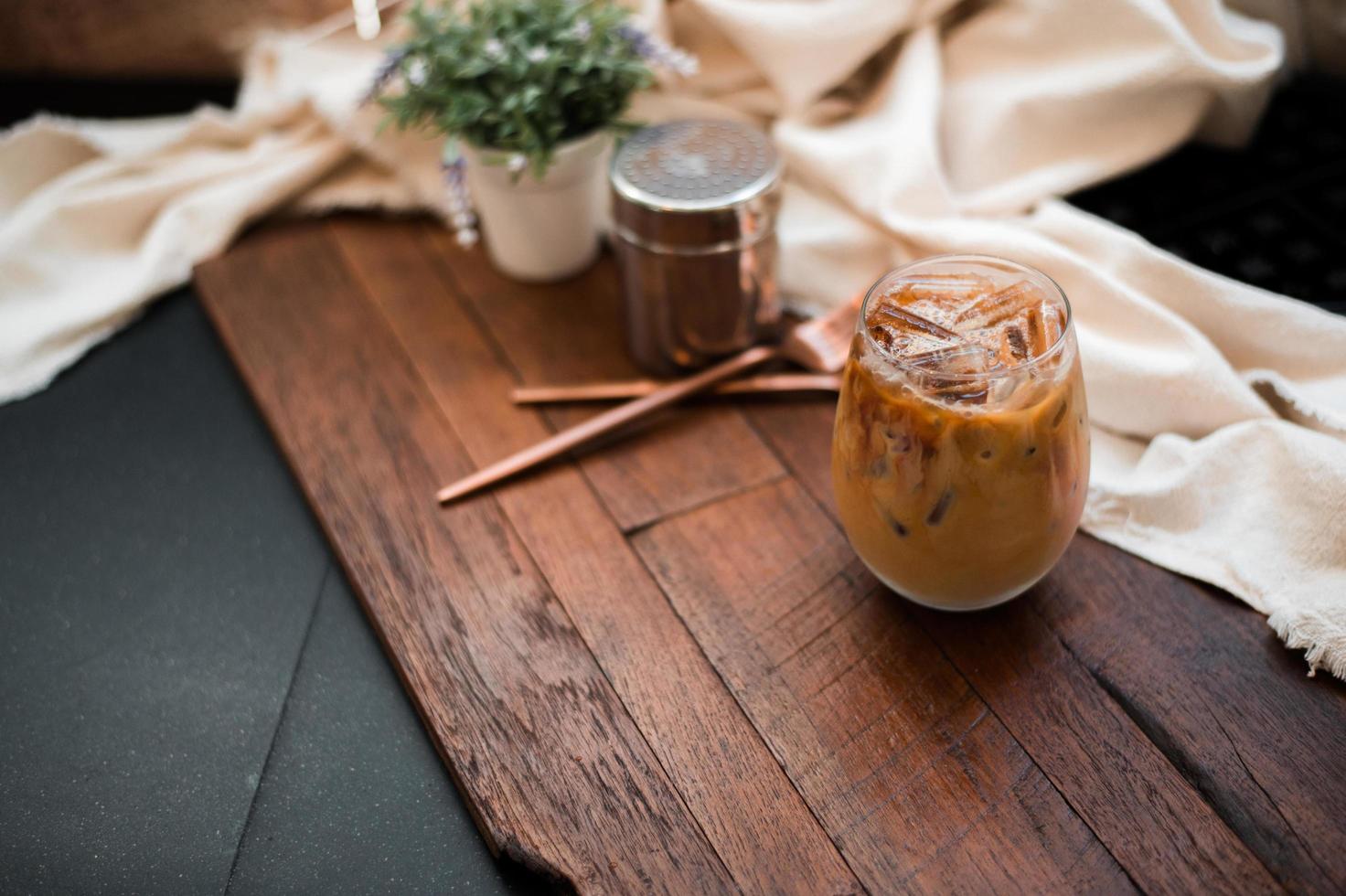 bicchiere di caffè con latte sul tavolo foto