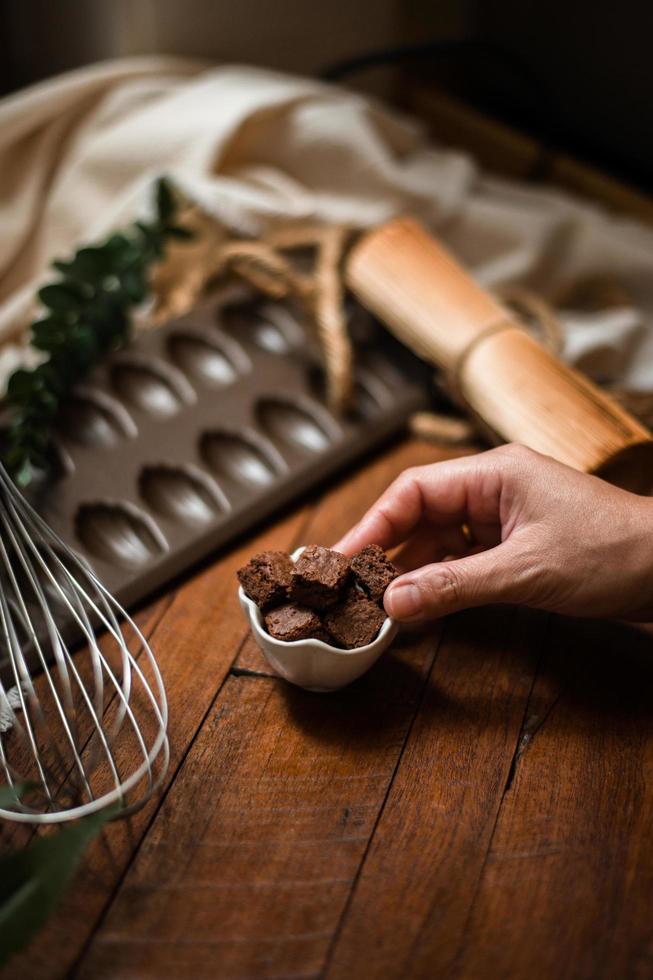 brownies con piatto in ceramica su un tavolo di legno foto