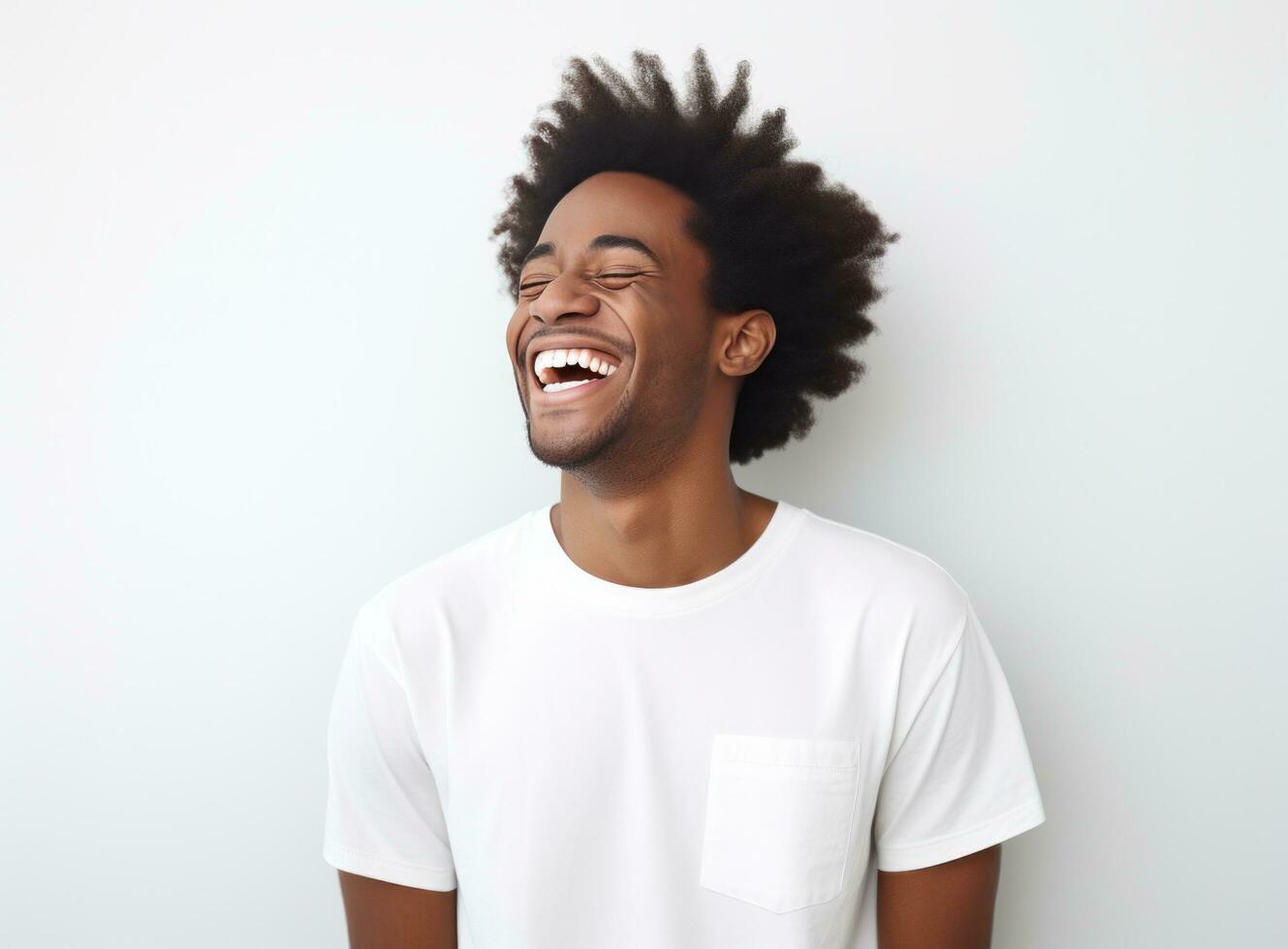 africano americano uomo sorridente isolato foto