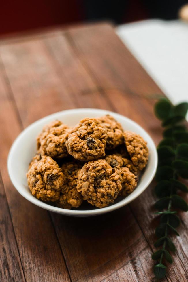 biscotti morbidi di farina d'avena su un tavolo di legno foto