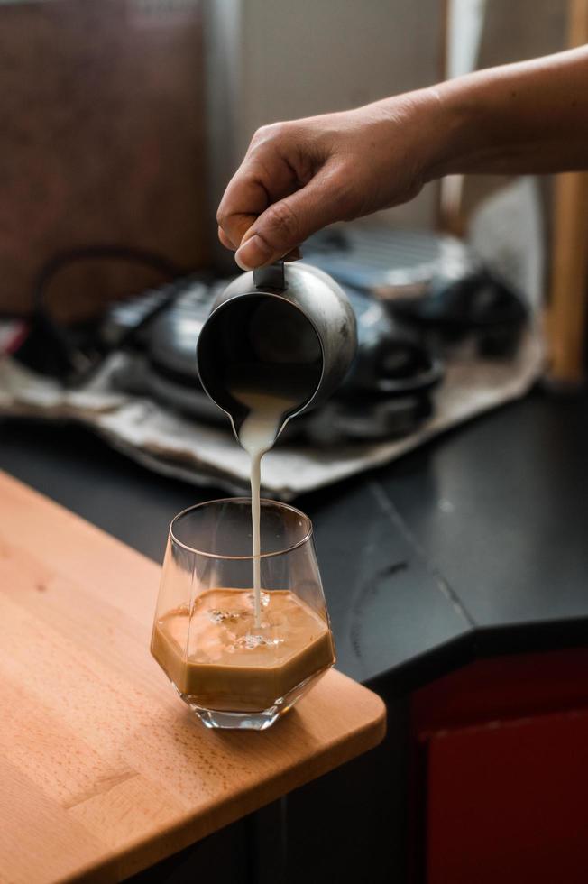 bicchiere di caffè con latte sul tavolo foto