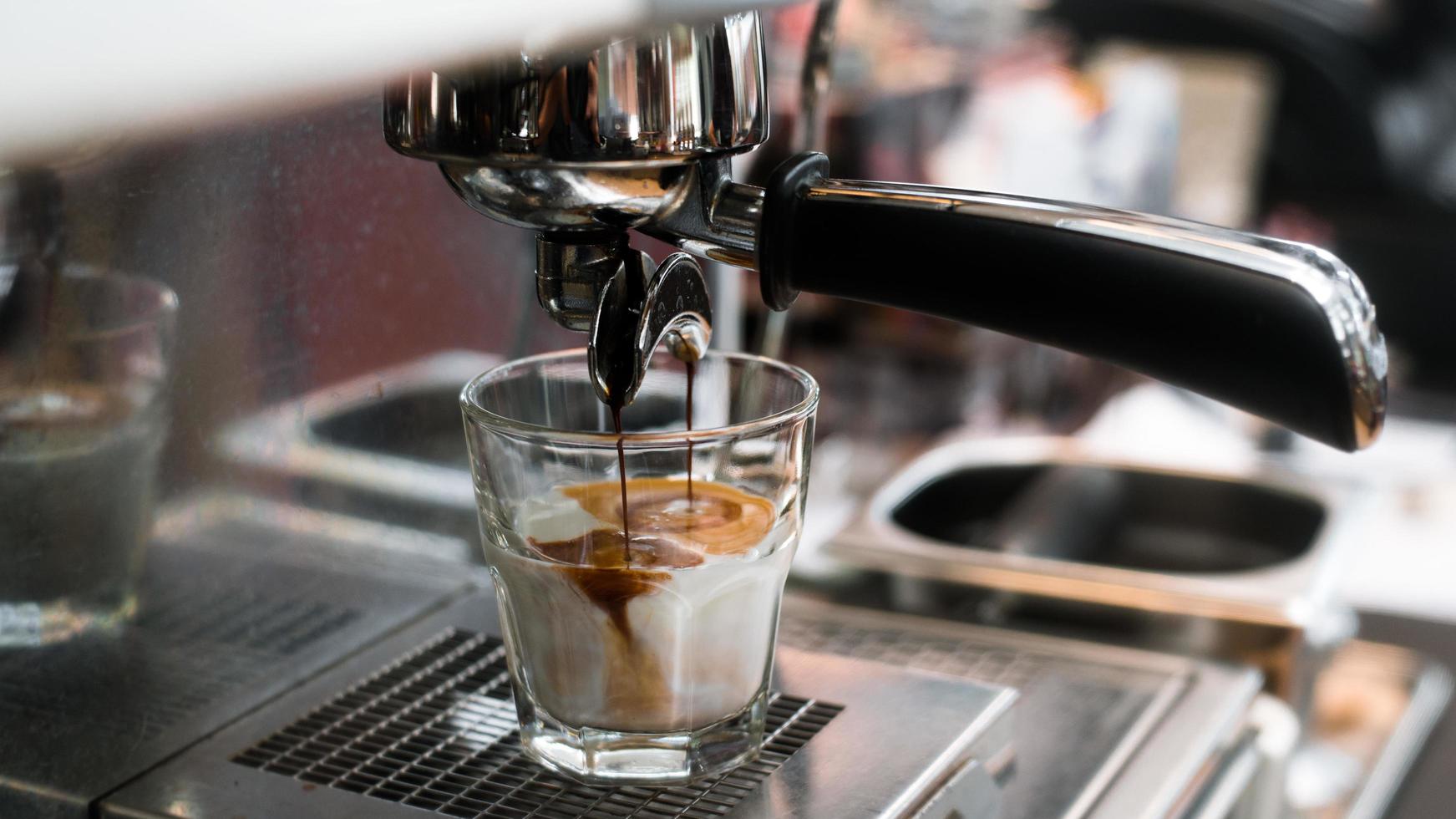 caffè nero con latte sulla caffettiera foto