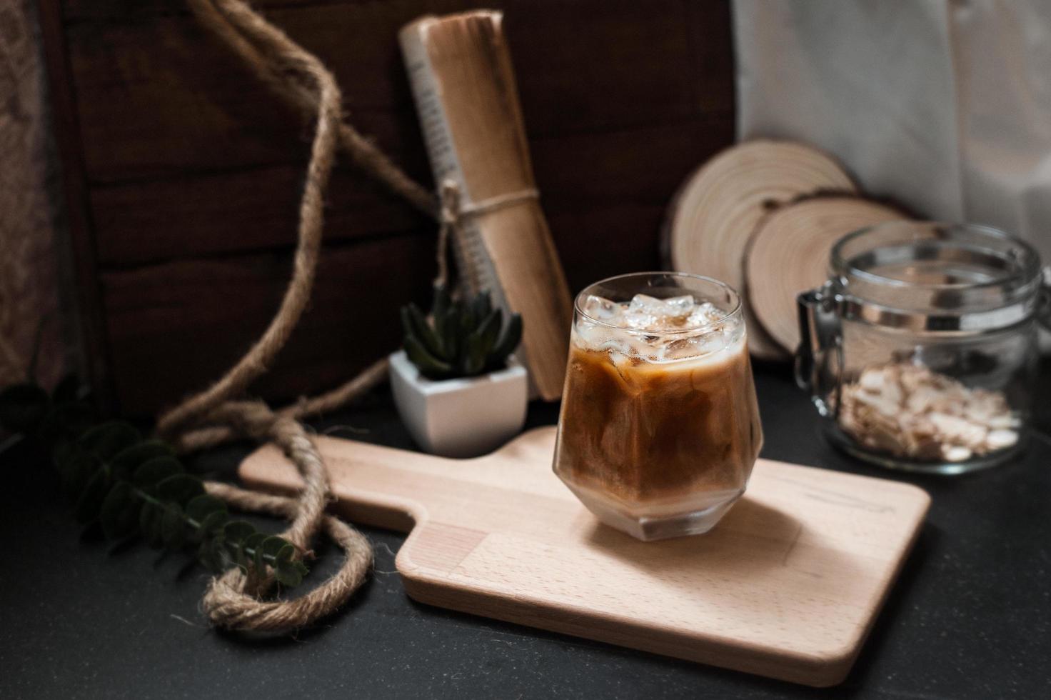 bicchiere di caffè con latte sul tavolo foto