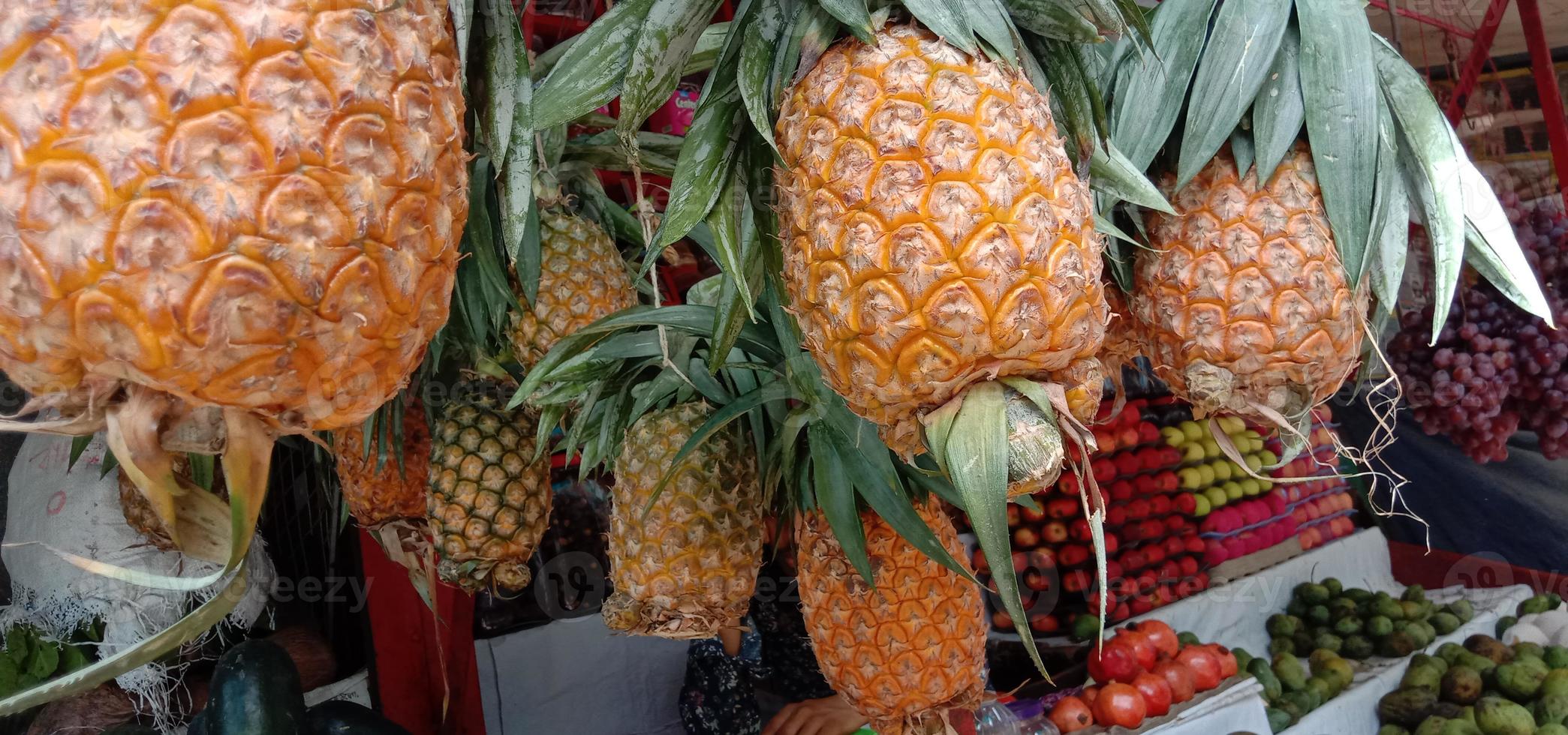 brodo di ananas gustoso e salutare di colore arancione foto