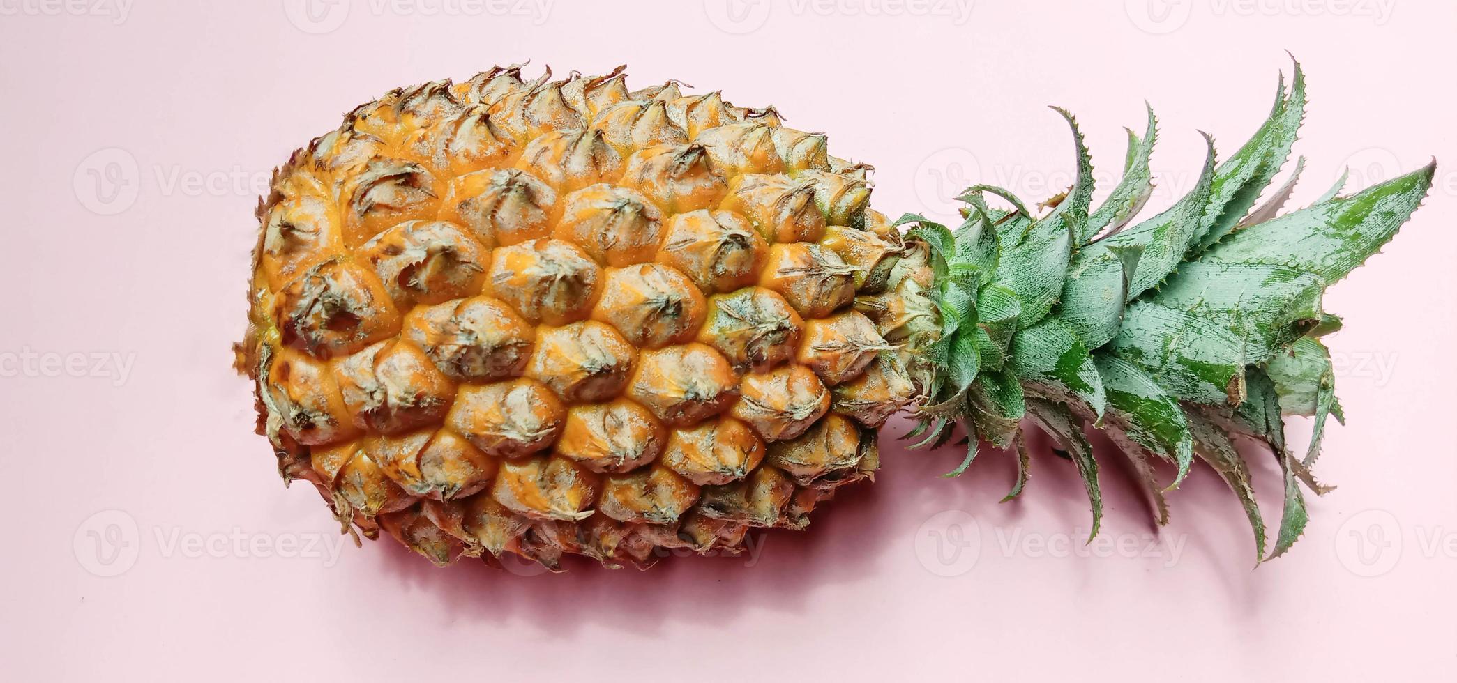 primo piano di ananas di colore arancione gustoso e sano foto