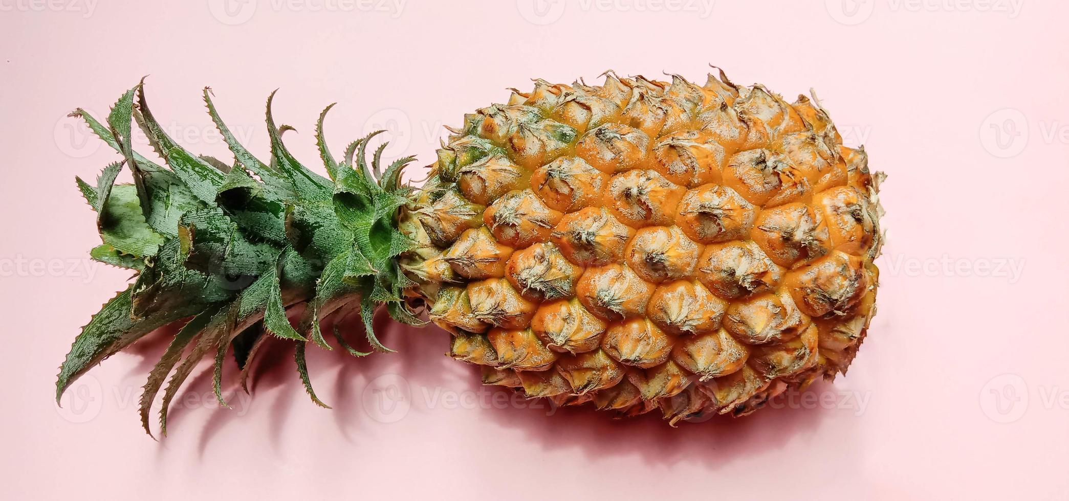 primo piano di ananas di colore arancione gustoso e sano foto