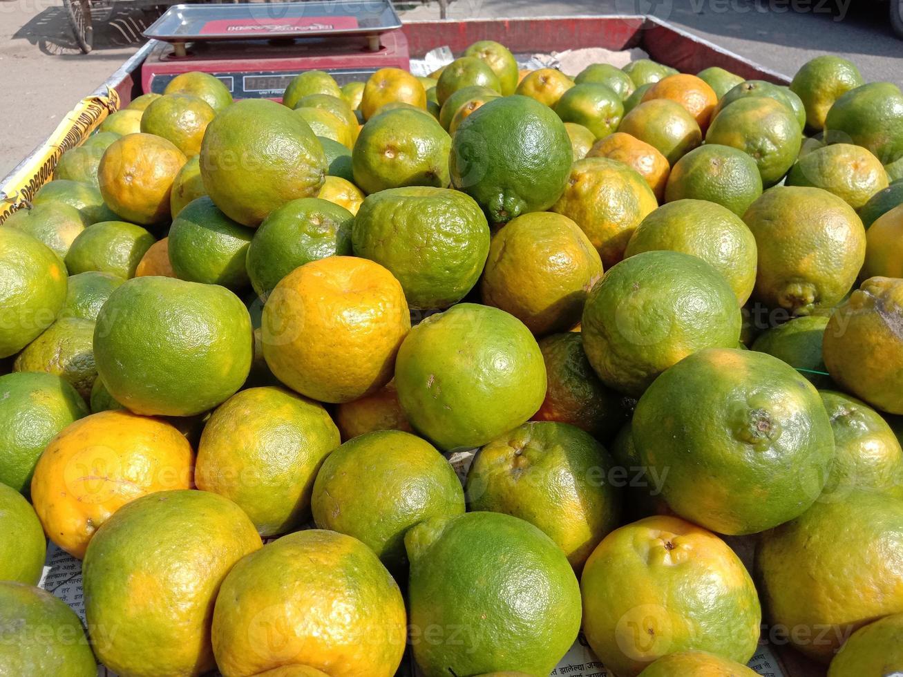 brodo arancione di colore verde e giallo foto