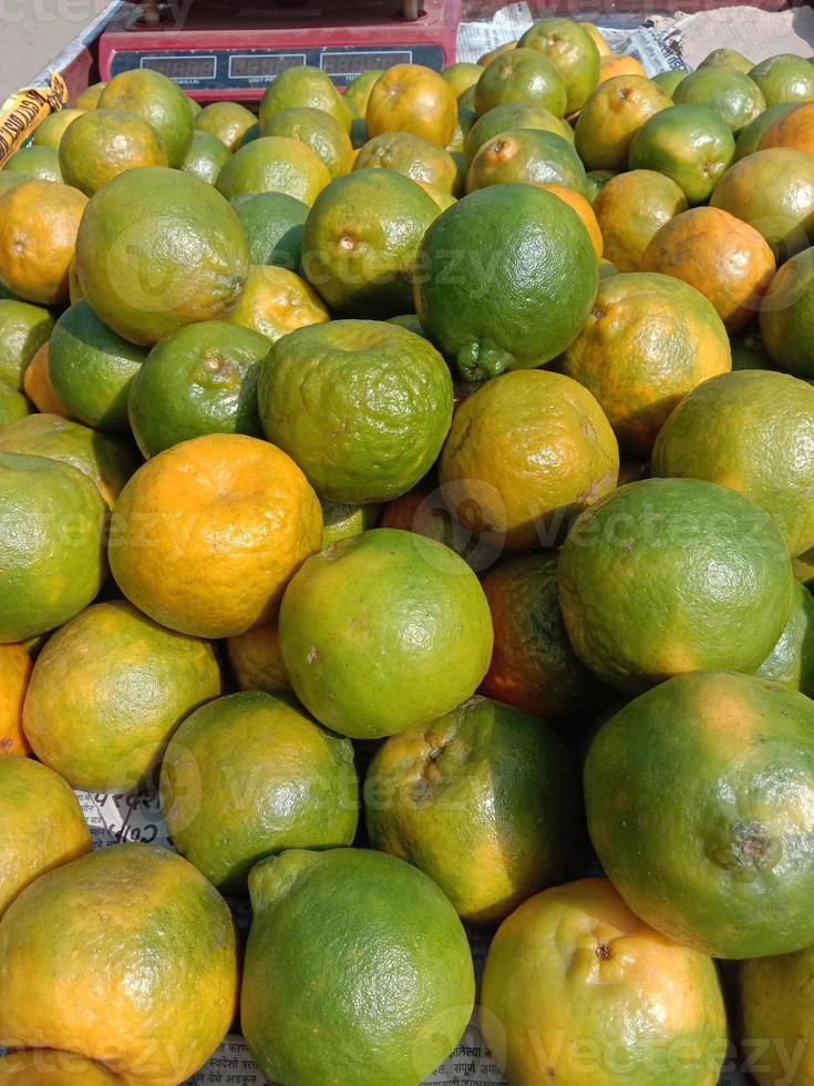 brodo arancione di colore verde e giallo foto