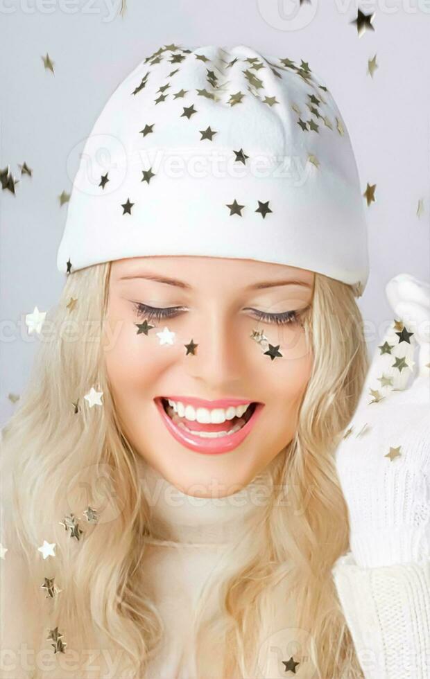 coriandoli stelle e un' donna nel bianca Benny cappello rappresentare Natale allegria, il festivo stagione, bellezza, e stile, modello nel studio fotografia, sorridente e avendo un' bene tempo al di sopra di il inverno vacanze foto