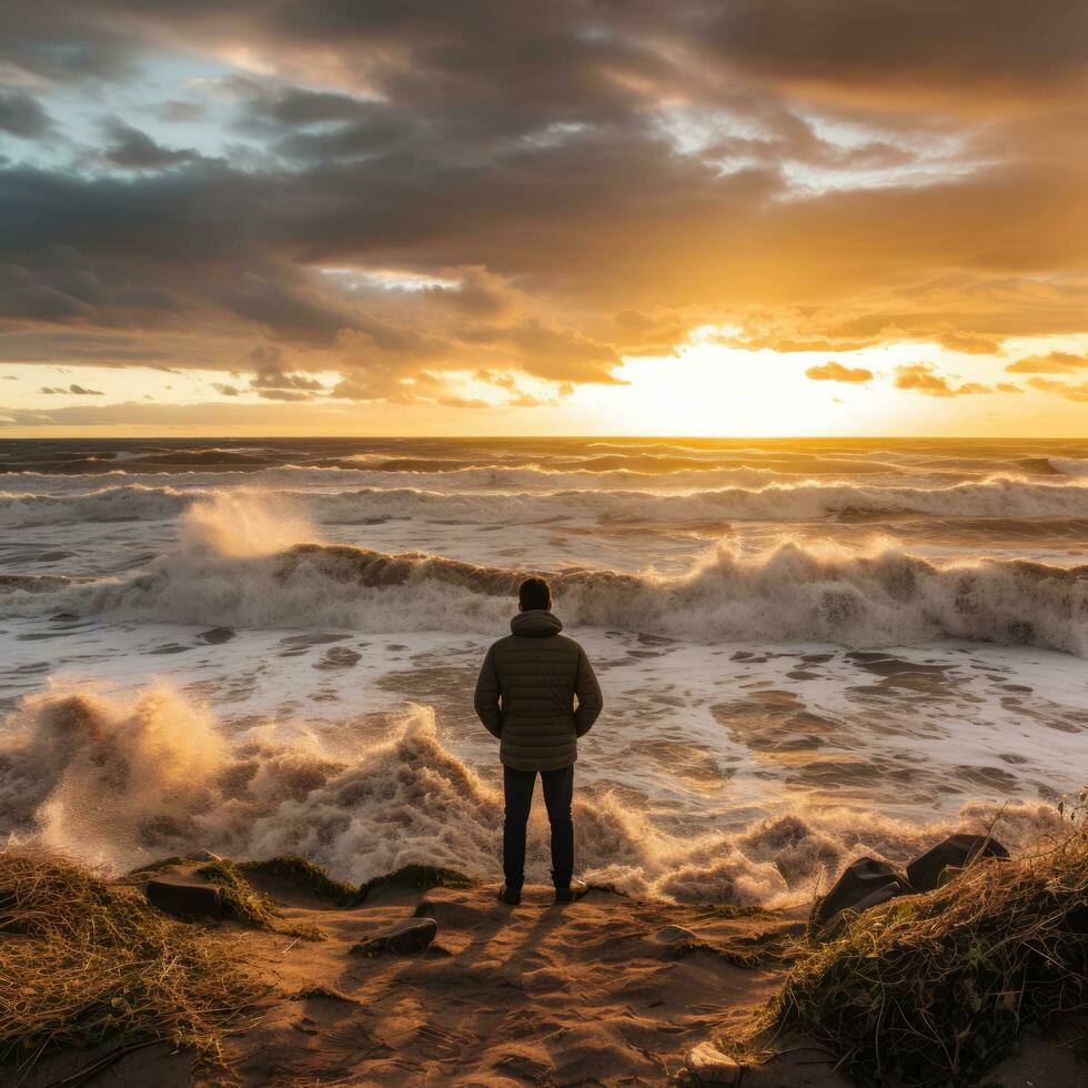 uomo di fronte furioso oceano foto