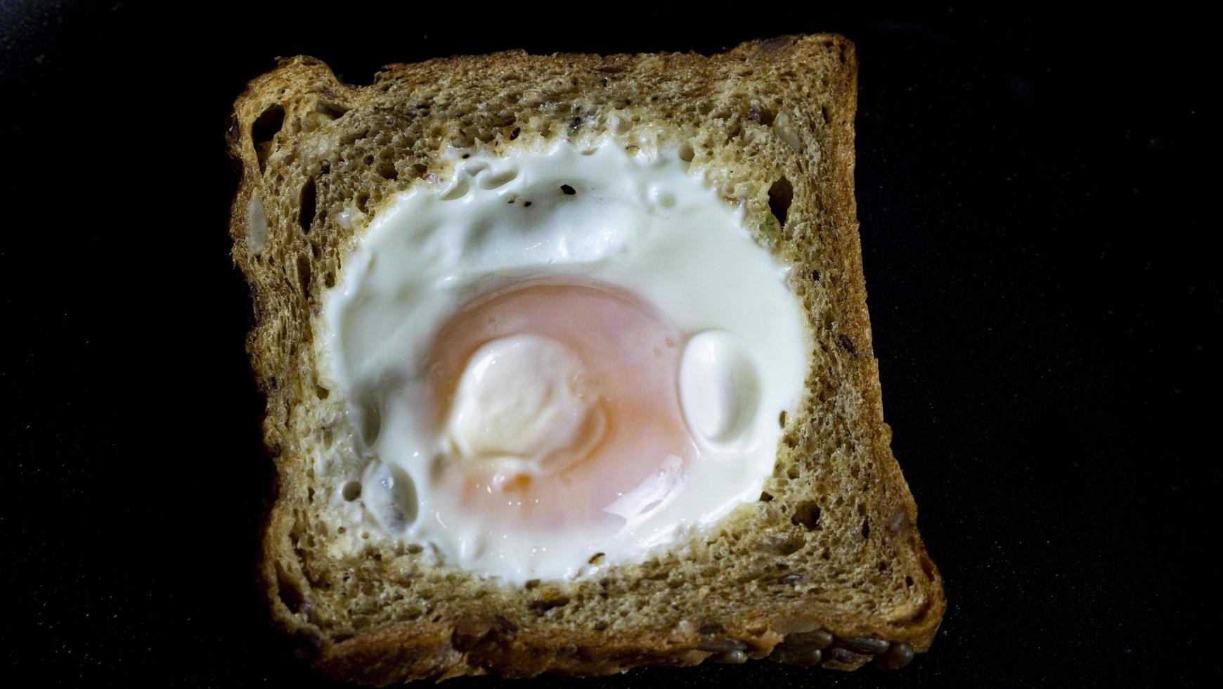 toast alla francese con un uovo dentro in padella foto