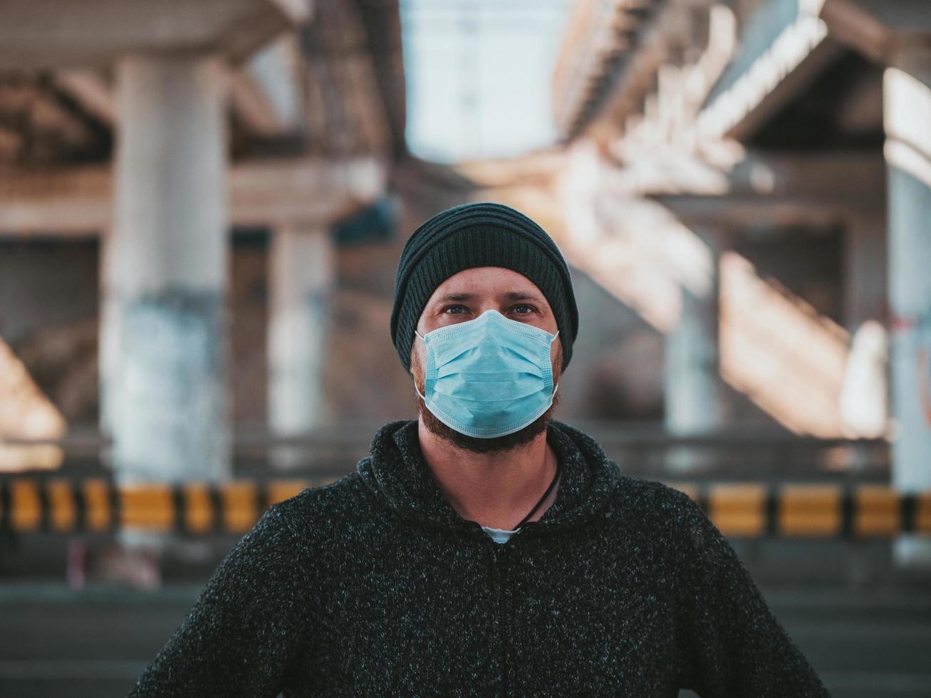 ritratto di un uomo con una maschera medica foto