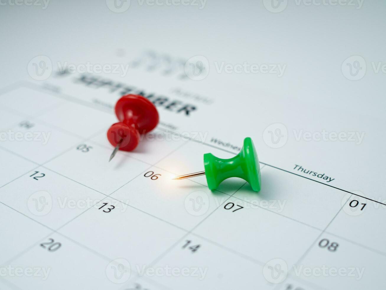 pinning per il calendario esso rappresenta appuntamenti, incontro promemoria, pianificazione per attività commerciale incontri e viaggio pianificazione concetti. foto