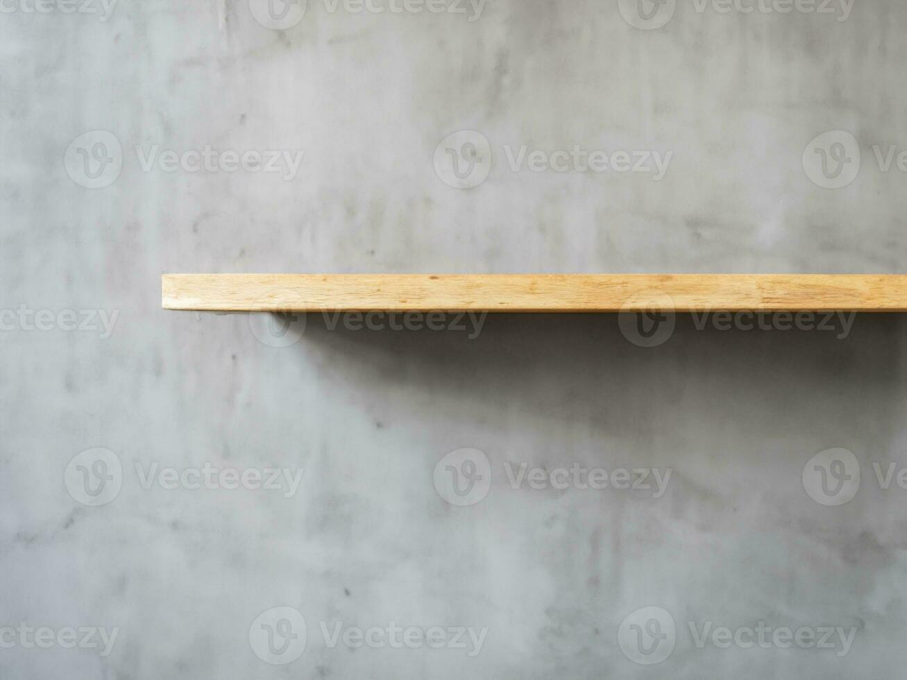 vuoto di legno mensola su il sfondo di grigio calcestruzzo parete. foto