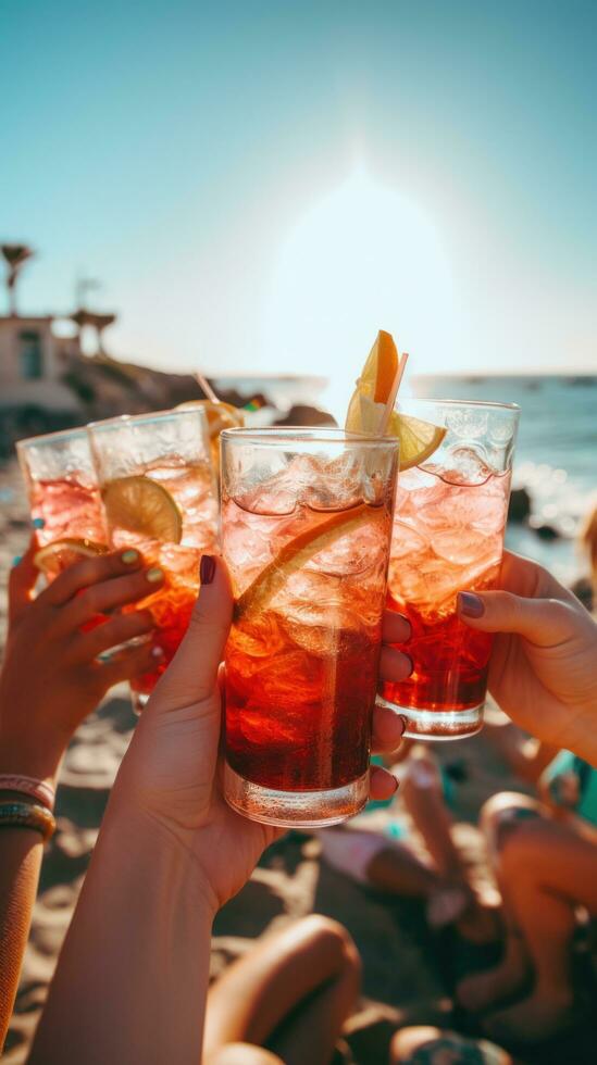 amici applauso con cocktail su il spiaggia foto