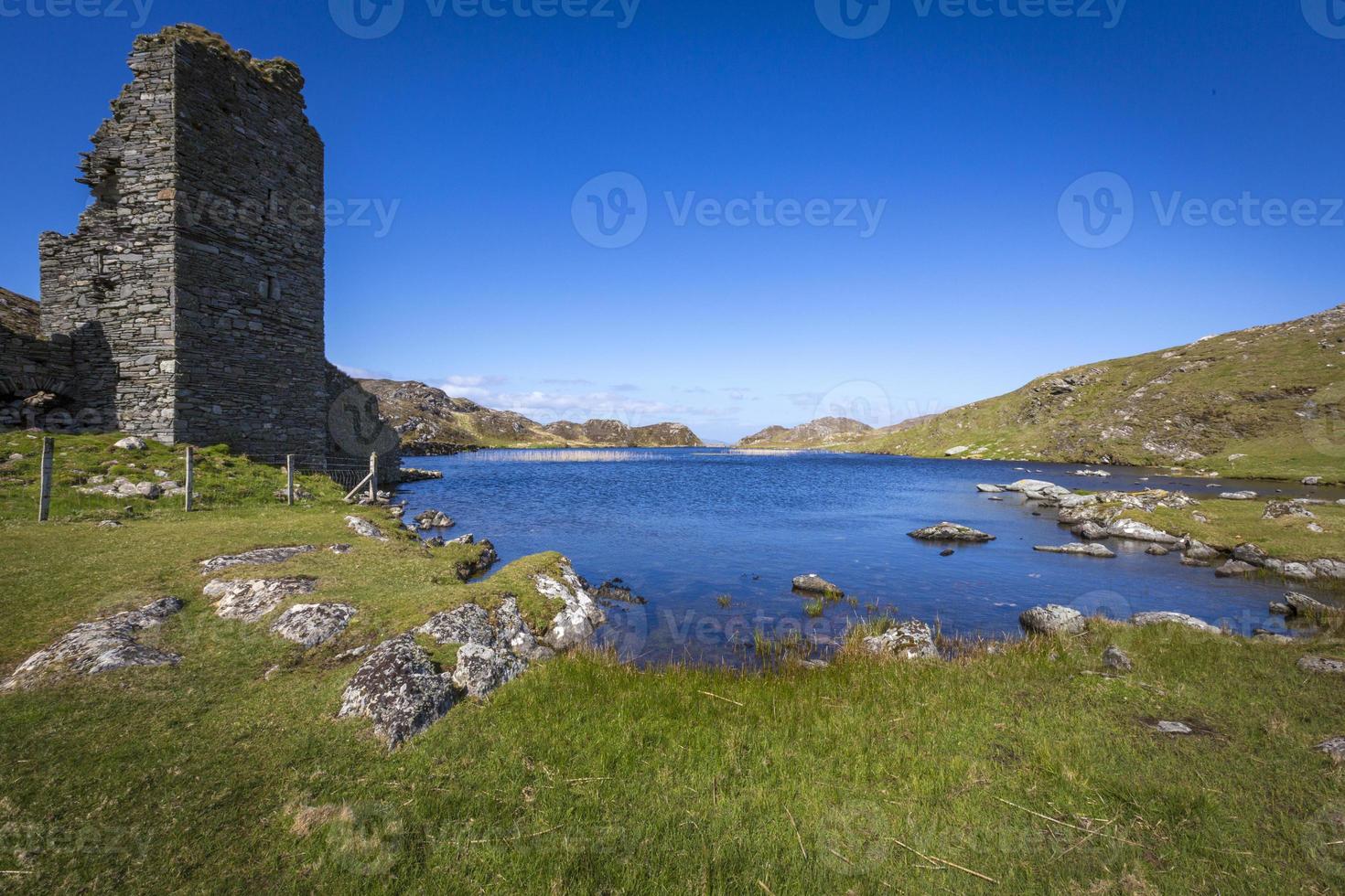 rilassante alla testa di tre castelli d'epoca sulla penisola di Mizen in Irlanda foto