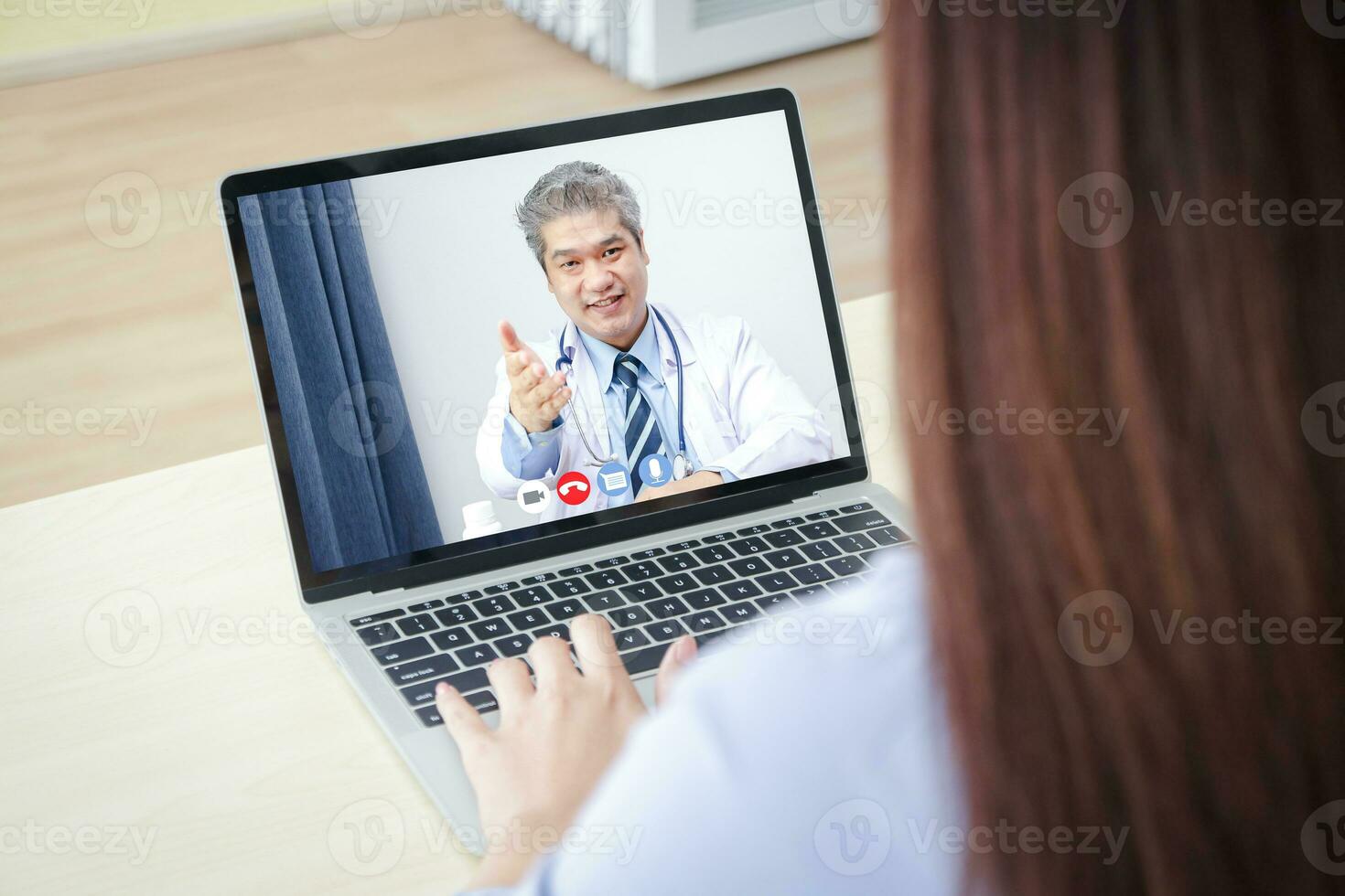 in linea medico concetto tenere sotto controllo paziente Salute attraverso un' il computer portatile collegato per comunicazione attraverso in linea tecnologia. il medico può esaminare il paziente attraverso video chiamata. ospedale Servizi foto