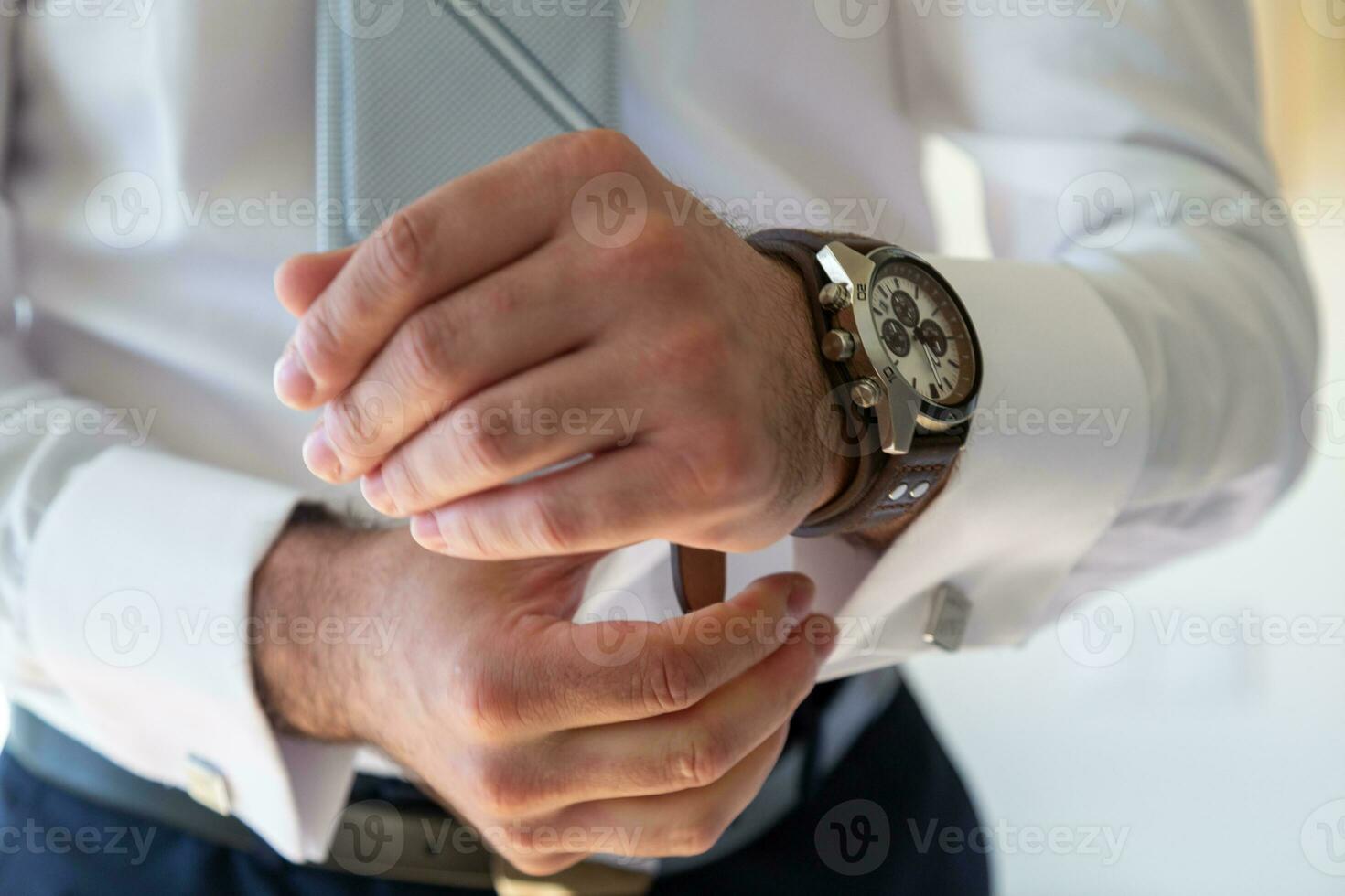 sposo ottenere pronto per il suo nozze. dettaglio di il tuo orologio foto