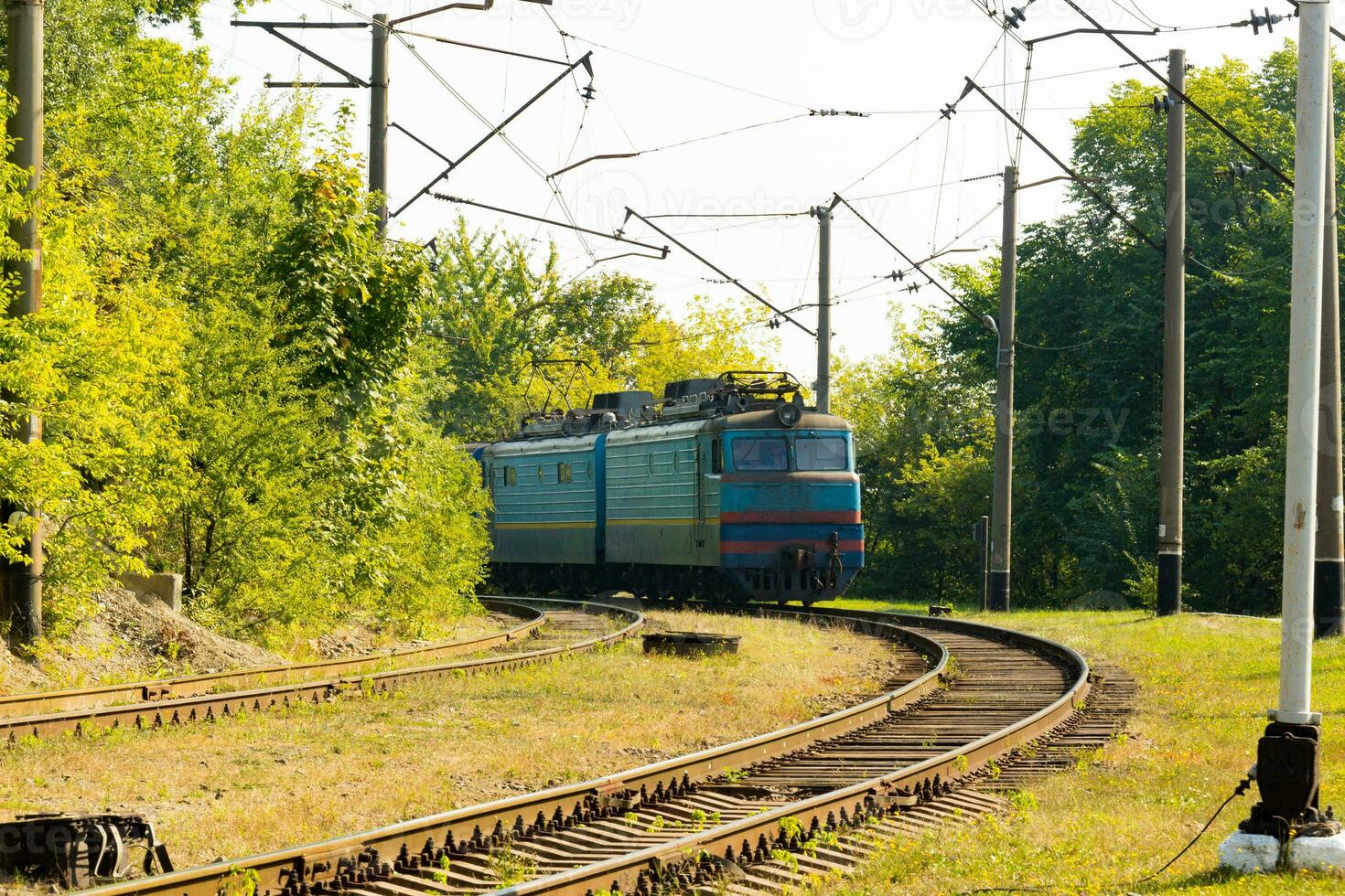 vecchio blu treno è in arrivo a il piattaforma a il ferrovia stazione foto