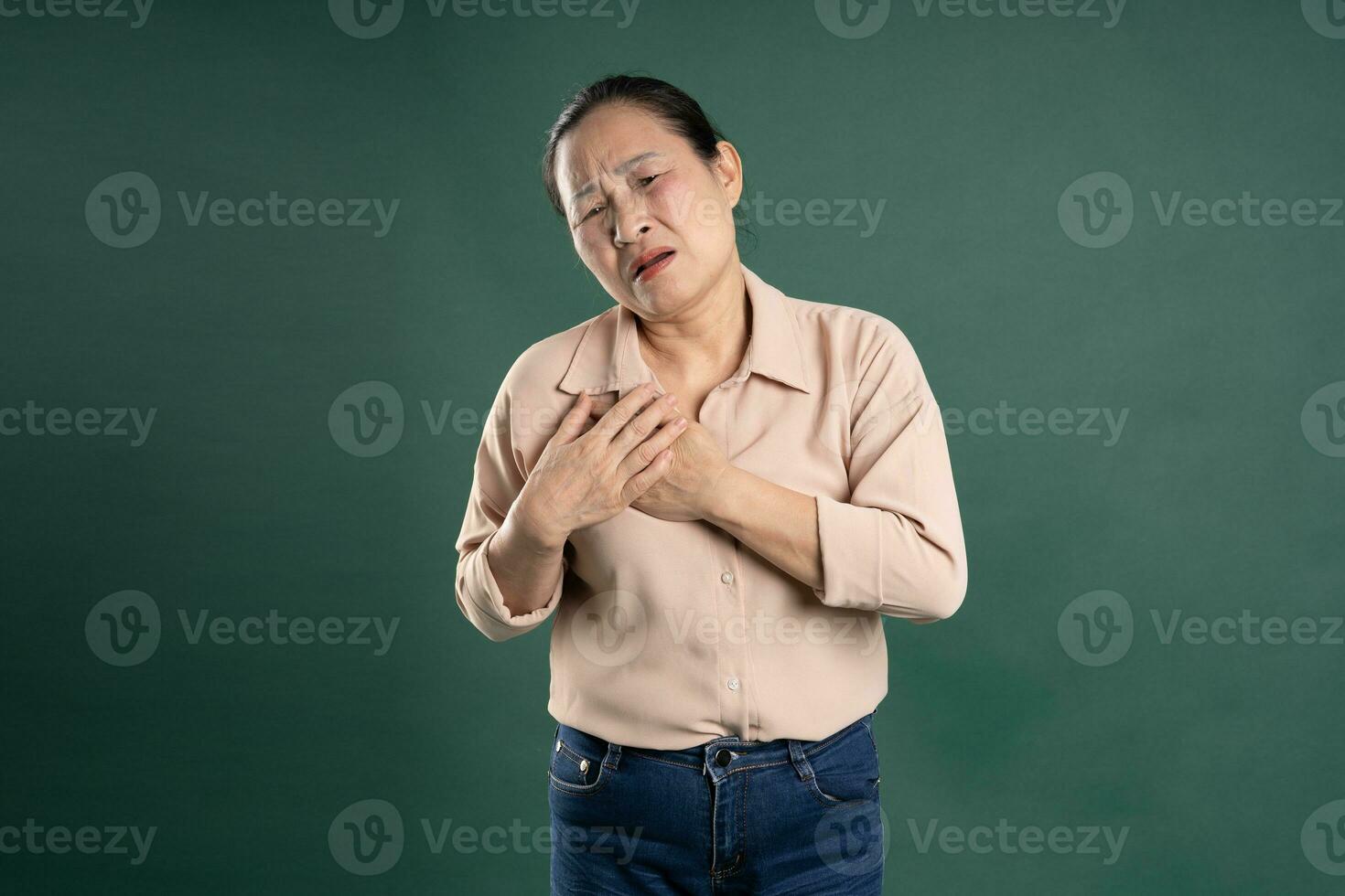 gangang di mezza età asiatico femmina ritratto in posa su blu sfondo foto
