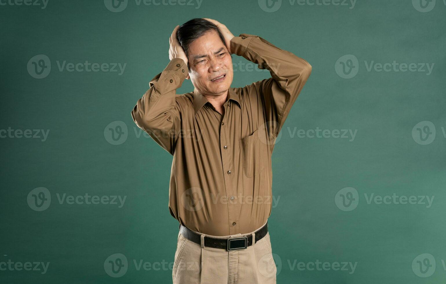 ritratto di mezzo anziano asiatico uomo in posa su blu sfondo foto