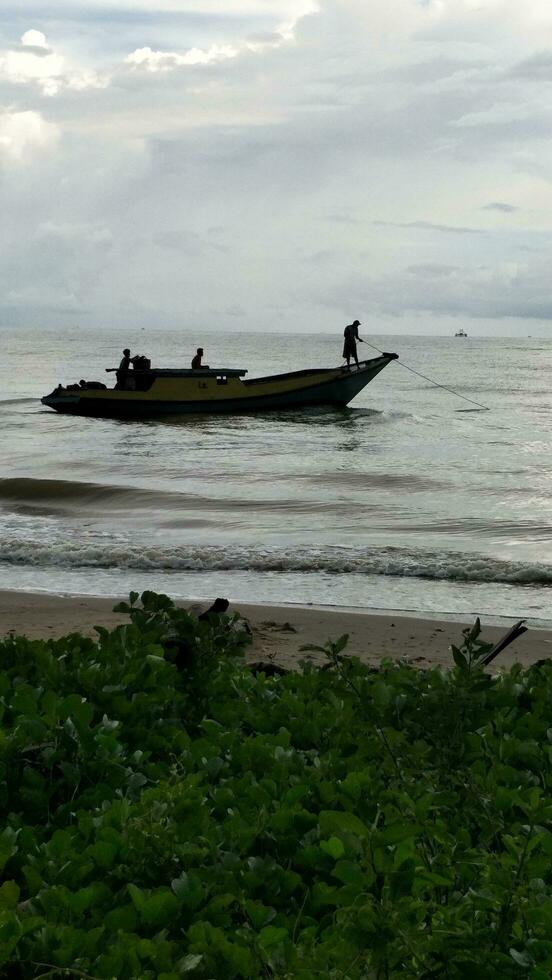 pescatore iniziò per vela su per mare per catturare pesce foto