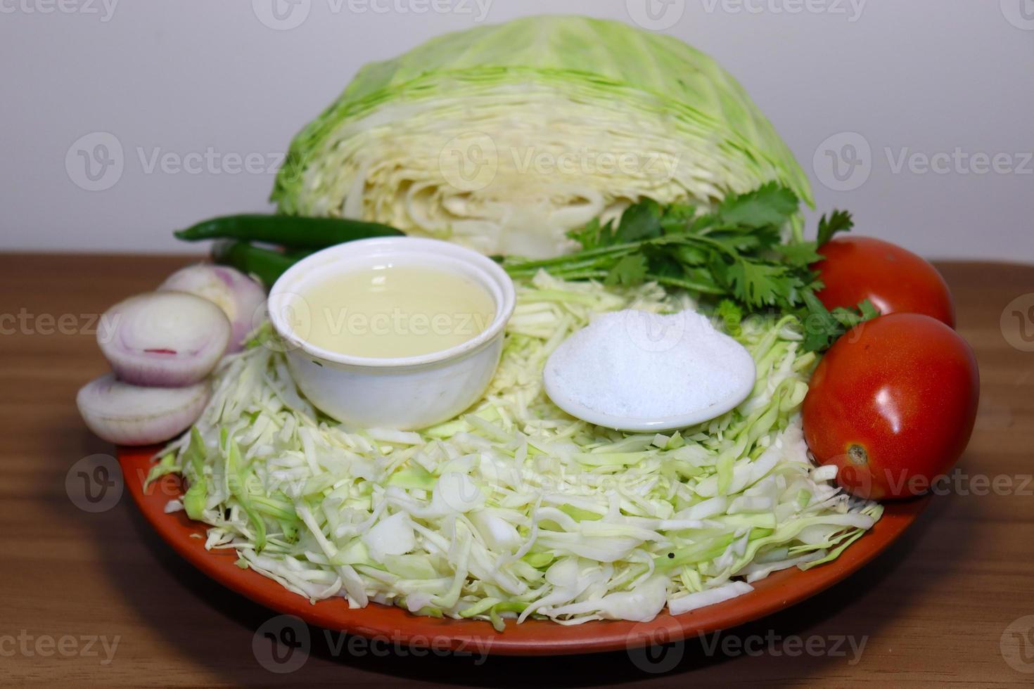 cavolo crudo fresco con spezie sul tavolo per cucinare foto