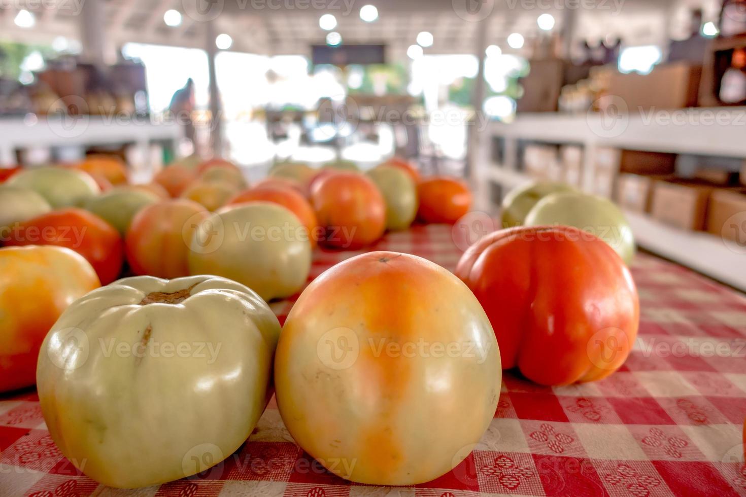 gustosi pomodori in mostra al mercato contadino foto