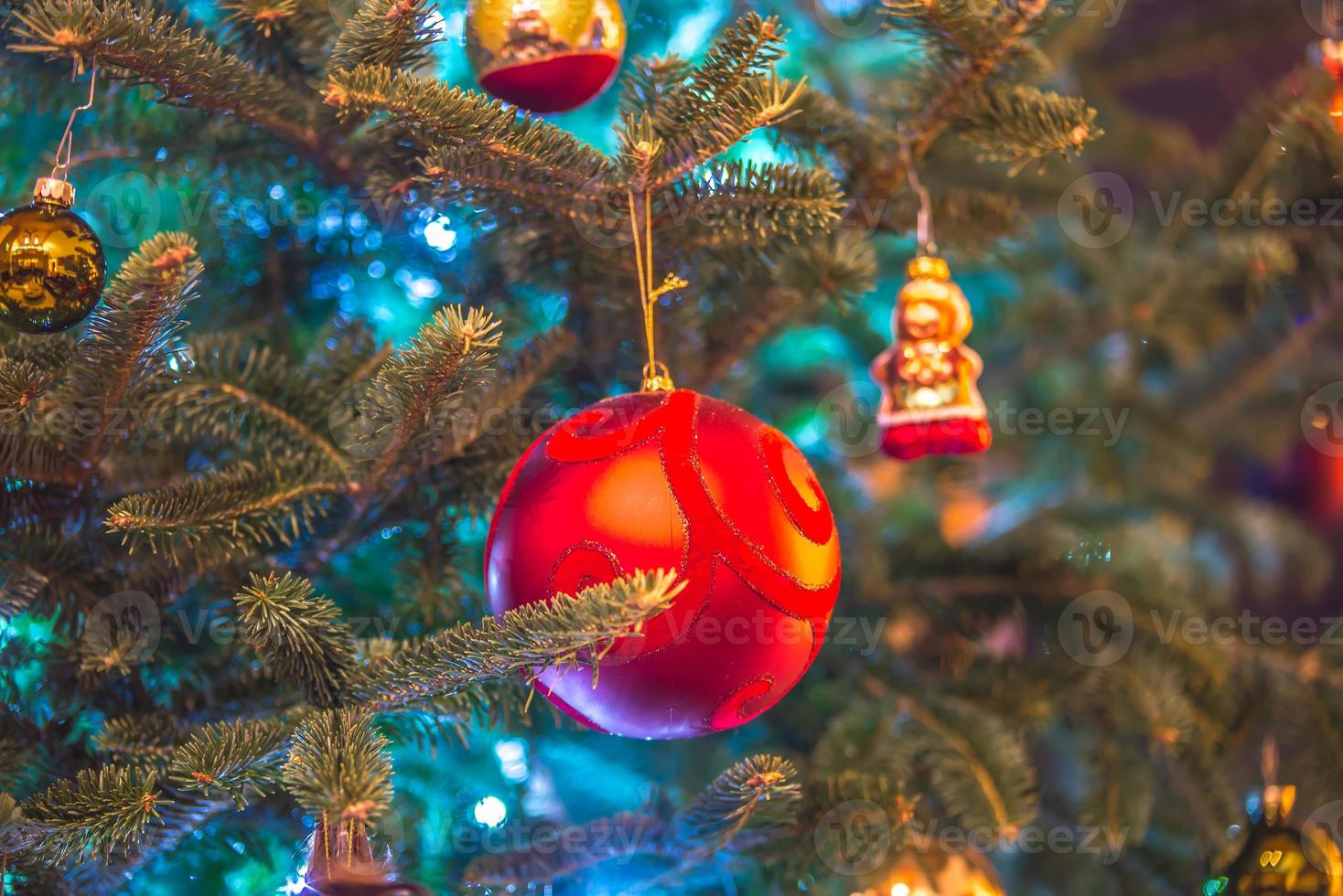 albero di natale vivo decorato per le vacanze foto