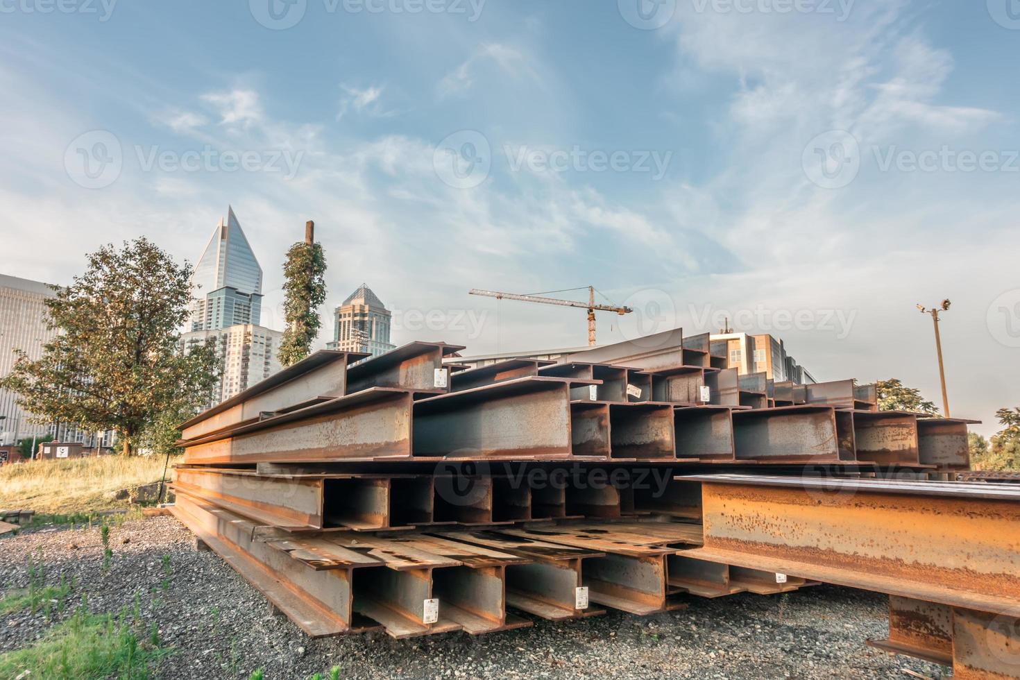 città moderna in costruzione al mattino foto