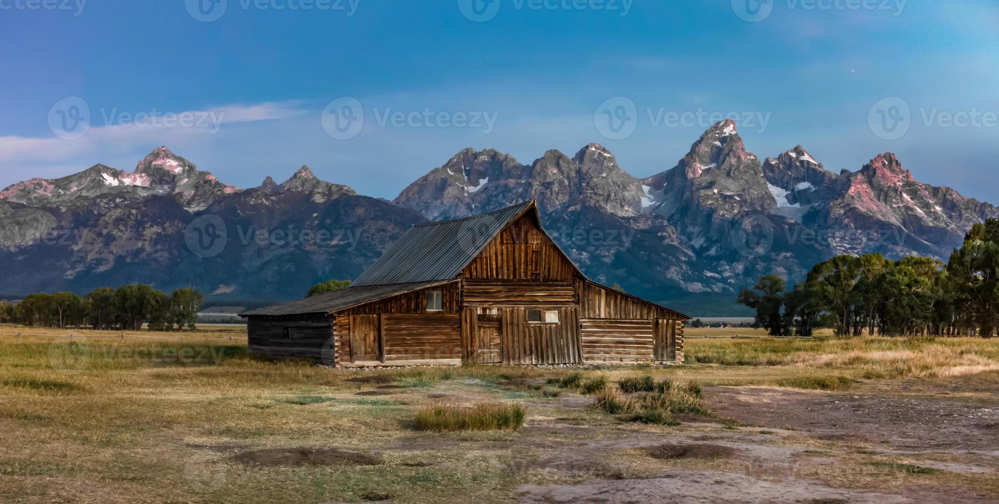 Grand Teton vista panoramica con fienile abbandonato sulla fila mormone foto