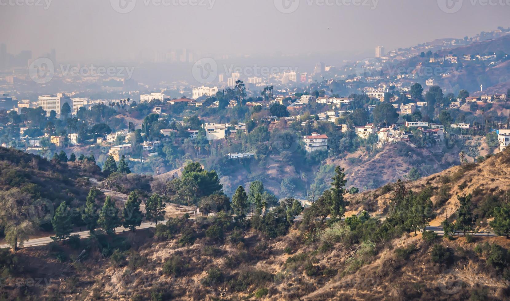 Beverly Hills e Hollywood Hills al tramonto durante gli incendi di Woosley foto