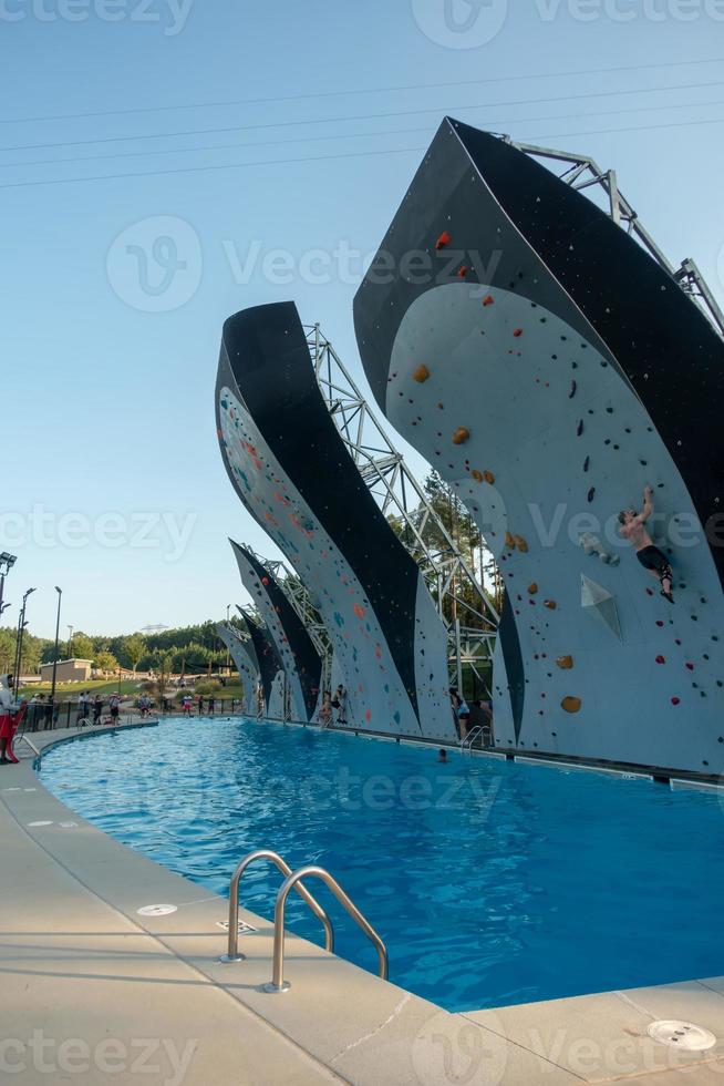 arrampicata sulla piscina al parco foto