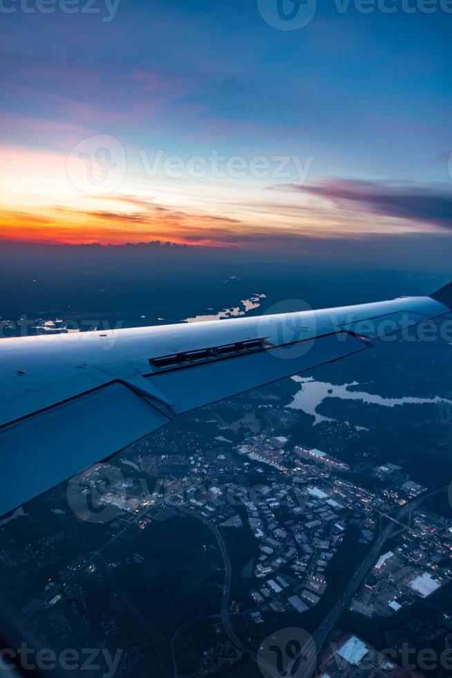 vista del tramonto dal finestrino dell'aereo foto