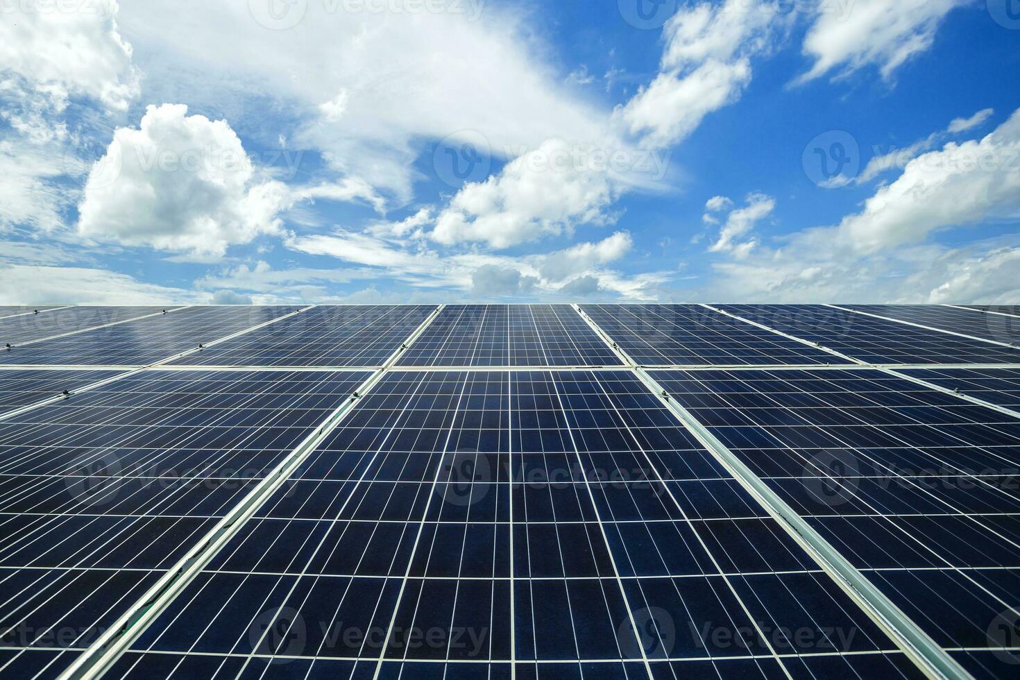 fotovoltaico moduli solare energia pianta e blu cielo tramonto sfondo, alternativa energia concetto. foto