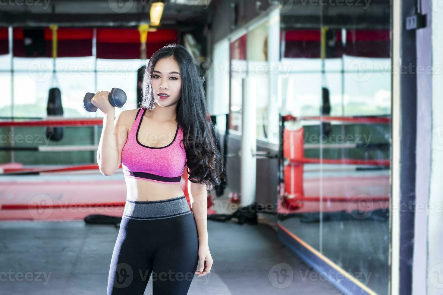 fitness asiatico donne l'esecuzione fare esercizi formazione con manubrio sport nel sport Palestra interno e fitness Salute club con gli sport esercizio attrezzatura Palestra sfondo. foto