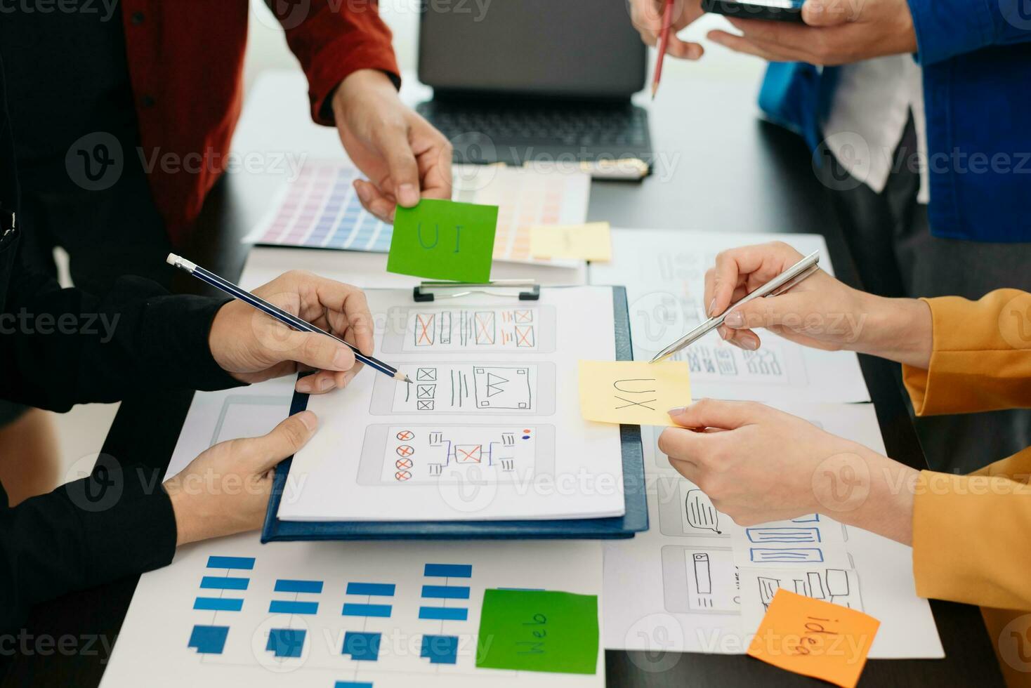 UX sviluppatore e ui progettista di brainstorming di mobile App interfaccia wireframe design con cliente breve e colore codice a moderno ufficio. foto