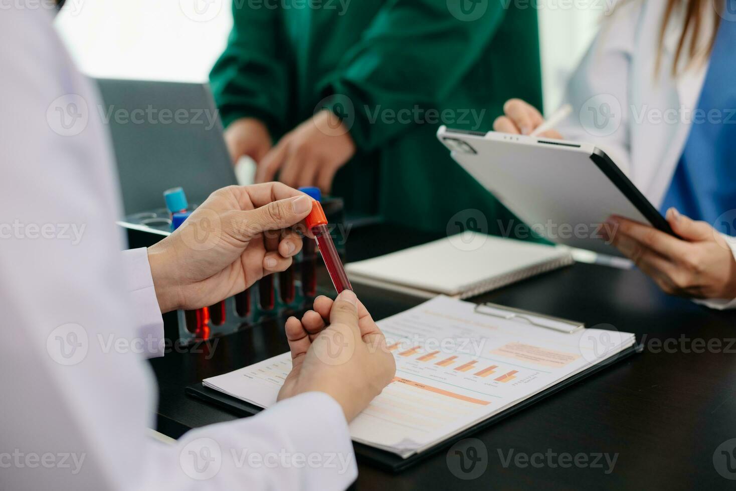 incontro squadra di medico e medico personale consultazione di il trattamento di cuore patologia, polmonite, gastrointestinale e stomaco malattie. e osteoporosi a ospedale foto